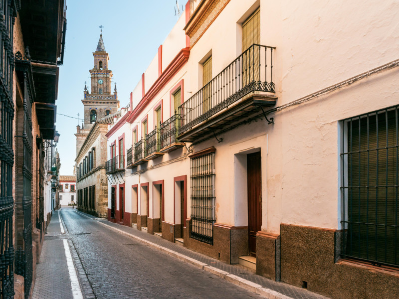 Calle tradicional de Carmona, un pueblo blanco de la provincia de Sevilla