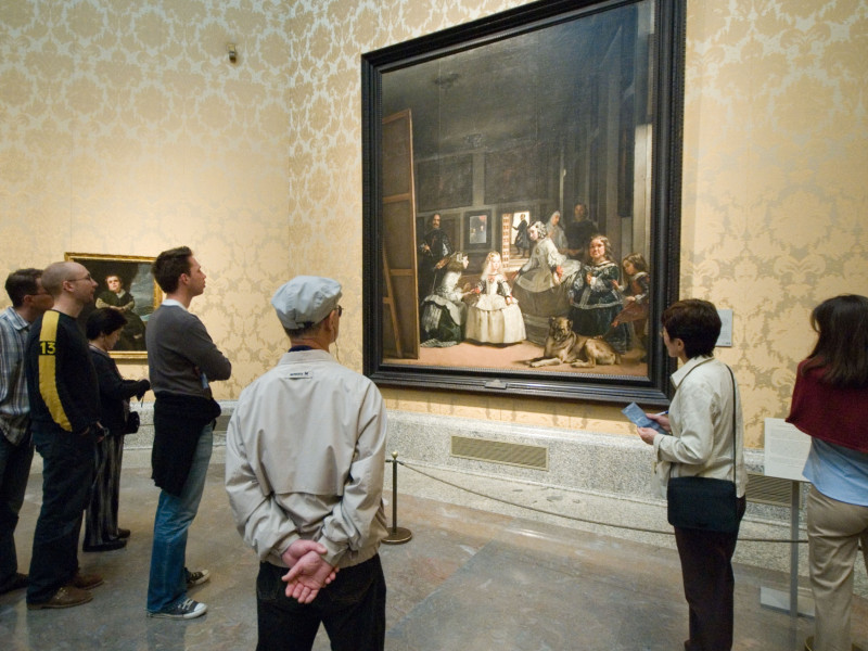 La gente ve Velázquez Las Meninas Museo del Prado Madrid España