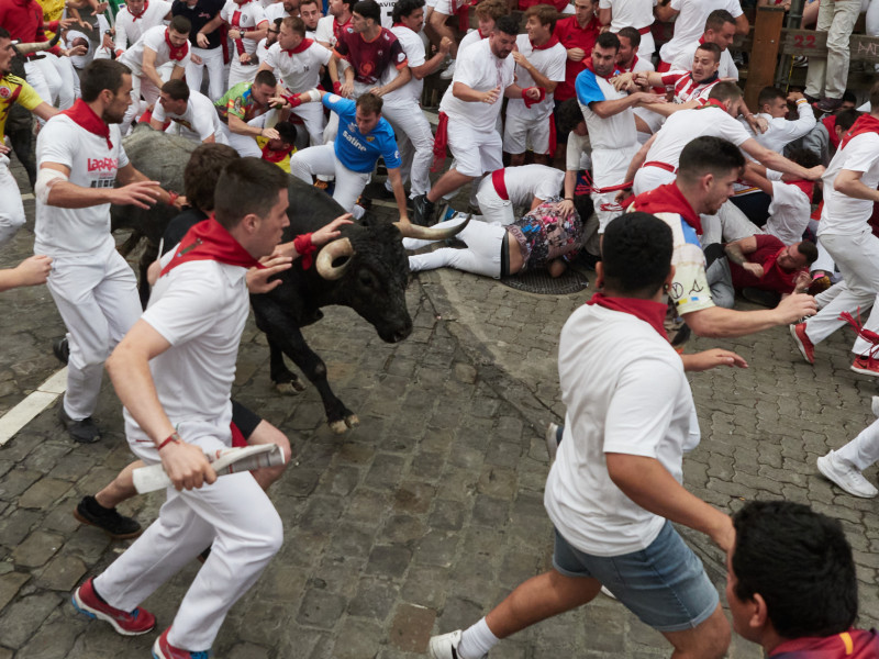 corredores durante el último encierro de los Sanfermines 2024, a 14 de julio de 2024, en Pamplona, Navarra (España). Hoy terminan con el ‘Pobre de mí’ las Fiestas de San Fermín 2024, que se celebran desde el pasado 6 de julio. Este encierro se ha realizado con toros de la ganadería Miura.