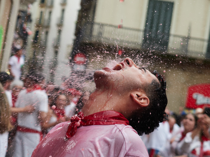 Un hombre celebra el comienzo de las fiestas de San Fermín durante el txupinazo, a 6 de julio de 2024, en Pamplona, Navarra (España). Tras el lanzamiento del chupinazo, por parte del grupo de danzas municipal Duguna Iruñeko Dantzariak, comienzan en Pamplona las fiestas de San Fermín 2024 al grito de ‘Iruindarrok. Pamplonesas, pamploneses, ¡Viva San Fermín! Gora San Fermín!’. Las celebraciones continuarán hasta el 14 de julio.