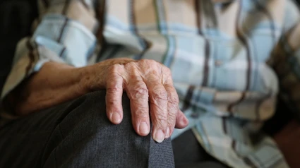 “La soledad mata más que el colesterol”: la receta del doctor Gómez Huelgas para envejecer con salud y propósito