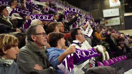 Aficionados del Real Valladolid de baloncesto en el pabellón Pisuerga.