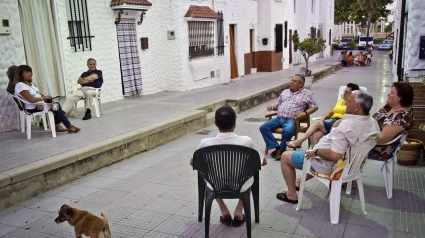Vecinos de cualquier pueblo de España tomando el fresco en verano