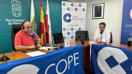 Jaime del Olmo y Carlos Caramés, alcalde de Piélagos, en el salón de plenos del ayuntamiento