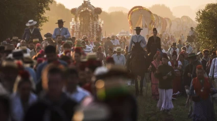 Un momento de la peregrinación a la aldea de El Rocío de las Hermandades de Sevilla