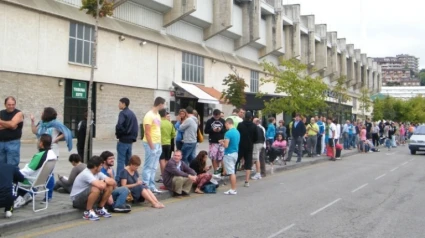 Colas de aficionados a las puertas de El Sardinero para conseguir una entrada.