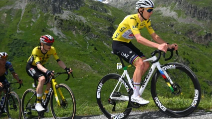 Tadej Pogacar junto a Jonas Vingegaard en la 7ª etapa del Dauphiné